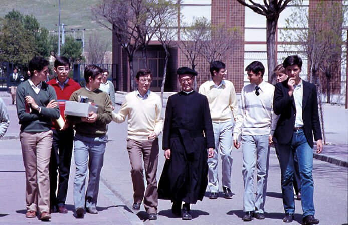 Jóvenes con el P. Morales