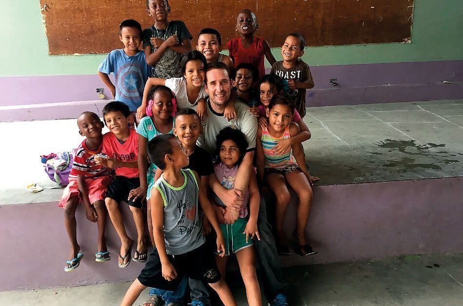 Jesús con niños hondureños