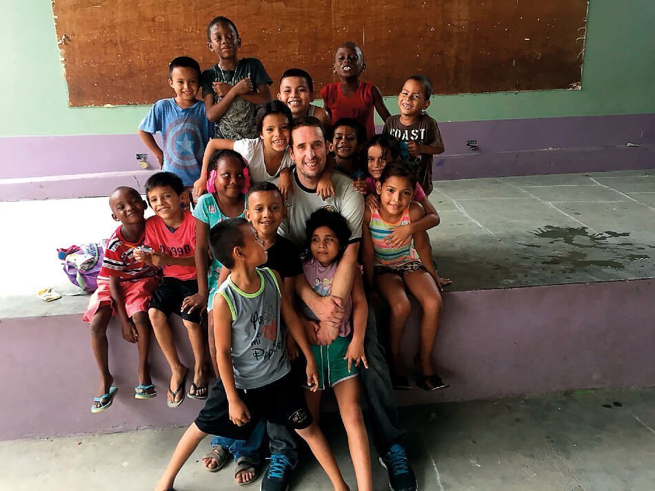 Jesús con niños hondureños