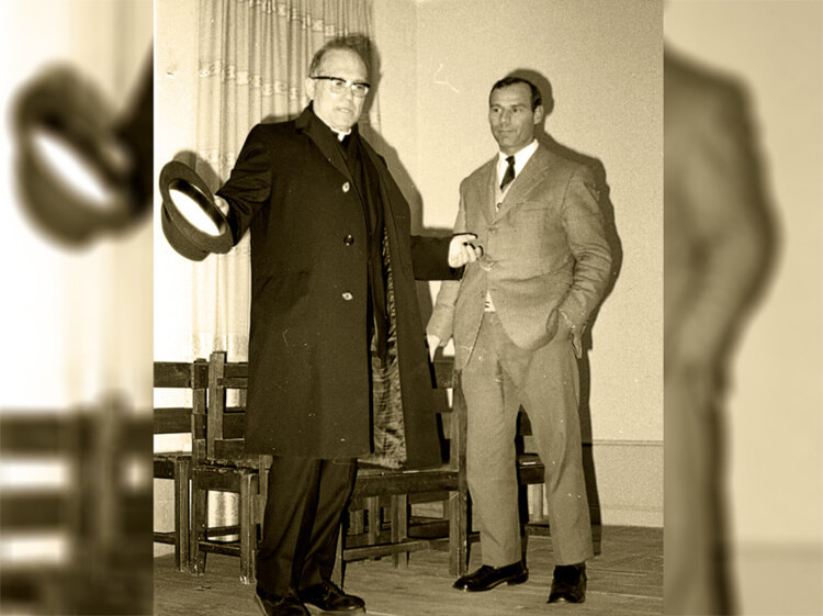 Abelardo con el P. Llorente en 1973