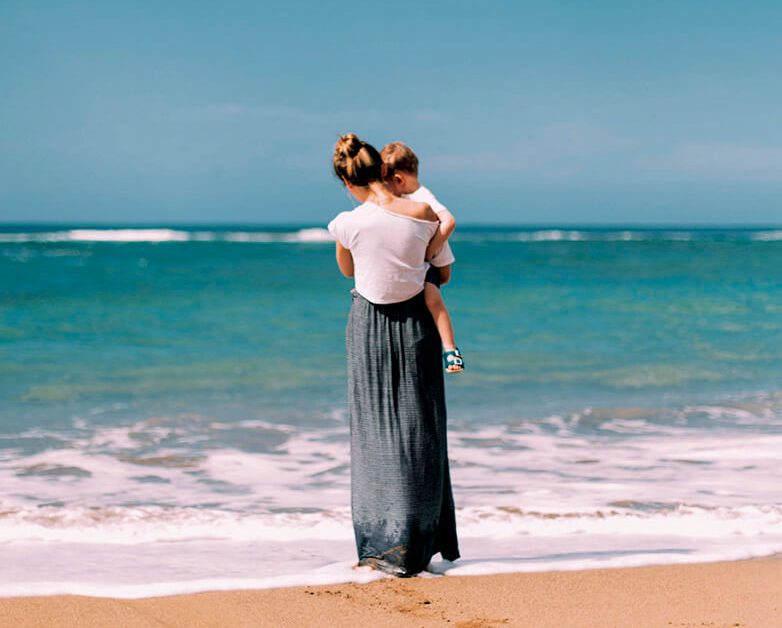 Mujer y mar. Foto: Daiga Ellaby.