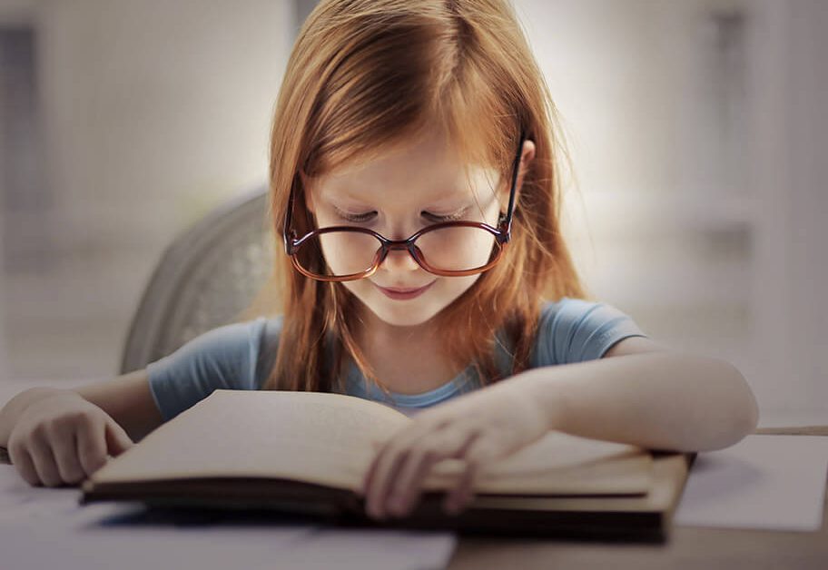 Niña con libro. Autor: Andrea Piacquadio.