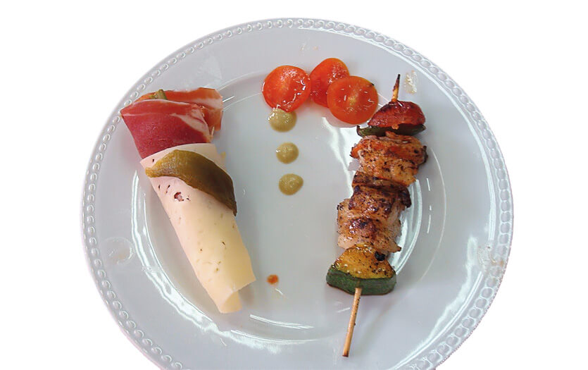 Aperitivo de brocheta y cucurucho