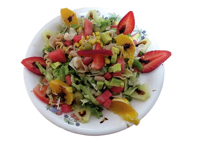 Ensalada de pasta con mézclum y frutas