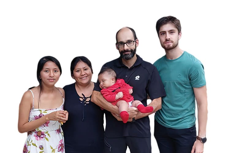 Jesús C. en Perú con un niño en brazos