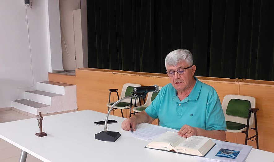 Luis Vela dando una tanda de ejercicios espirituales a los 63 años