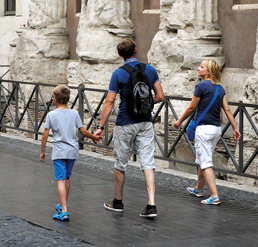 Familia paseando