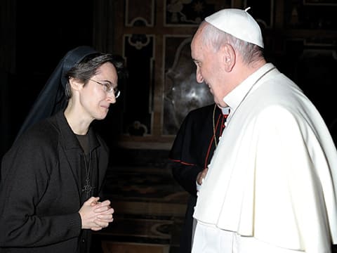 El papa Francisco saluda a Raffaella Petrini