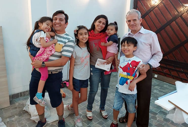 La familia de Felipe Pari con José Antonio Benito