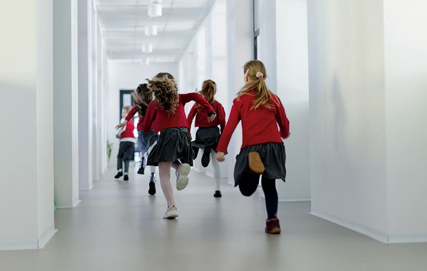Carrera en el pasillo de un colegio.