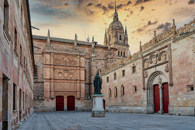 Fachada principal de la Universidad de Salamanca en España. Foto: Armando Oliveira.