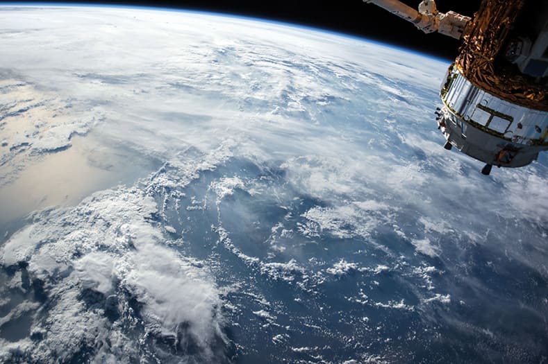 Satélite orbitando
