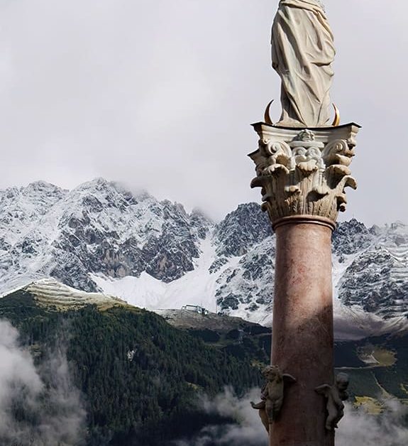 Estatua de la Virgen en los Alpes.