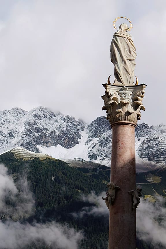 Estatua de la Virgen en los Alpes.