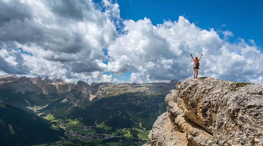 Joven en un paisaje rocoso de montaña