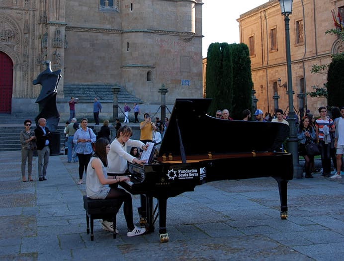 Tocando el piano en la calle