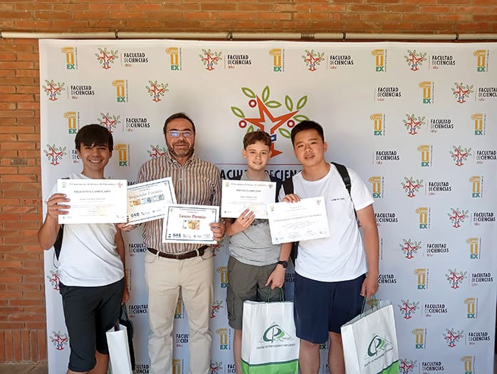 Segundo, tercero y cuarto premio de la miniolimpiada de Química de Extremadura.