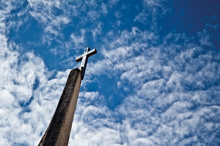 Cruz silueteada en el cielo