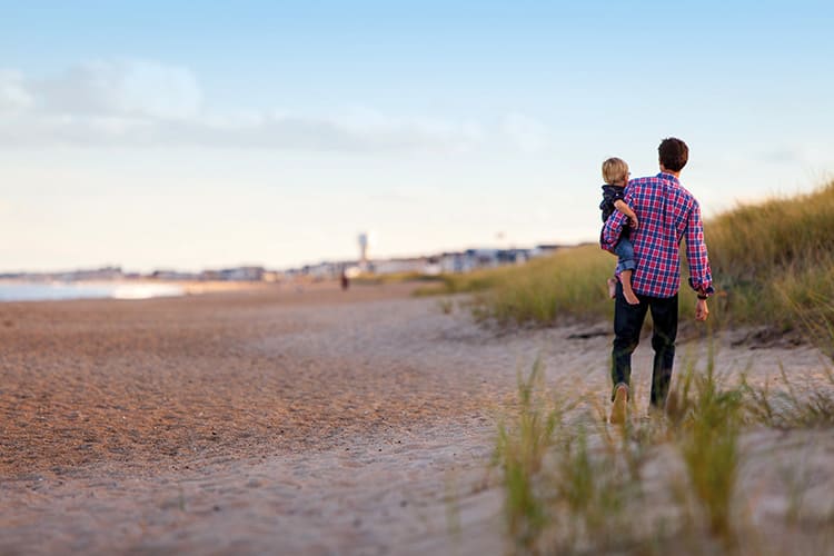 Paseo por la playa de padre e hijo