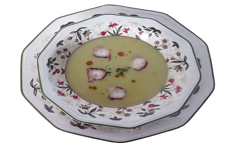 Crema de puerro y patata con crujiente de pulpo y aceite de pimentón