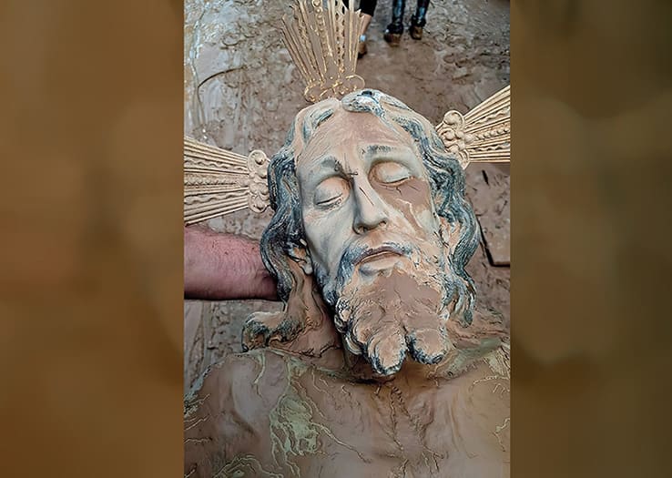 Imagen de Cristo yacente lleno de barro de la iglesia de San Jorge (Paiporta – Valencia), recuperada después de la DANA del 29 de octubre de 2024.