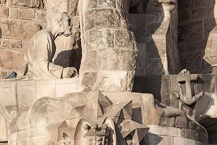 San José al timón de La barca de la Iglesia en el Pórtico de la esperanza (Sagrada Familia de Barcelona)