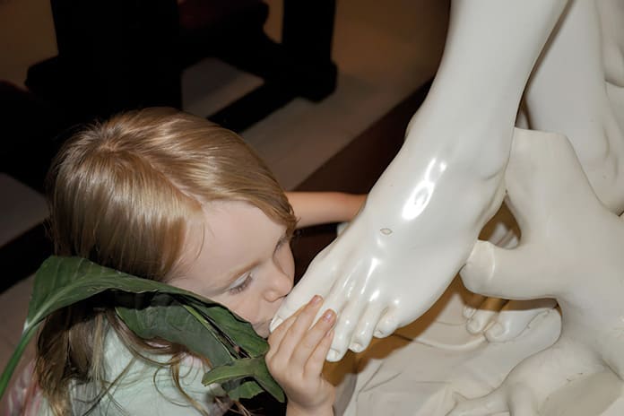 Niña besando el pie de la Pietá de Miguel Ángel.