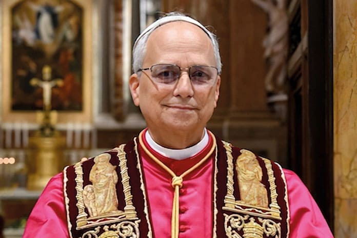 Retrato del papa León XIV, Robert Francis Prevost, agustino y misionero, elegido pontífice en 2025.