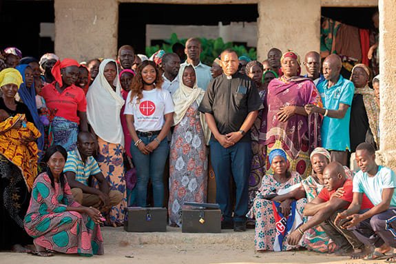 El padre Joseph Fidelis junto a desplazados atendidos en el Centro de Curación de Traumas en Maiduguri, Nigeria.