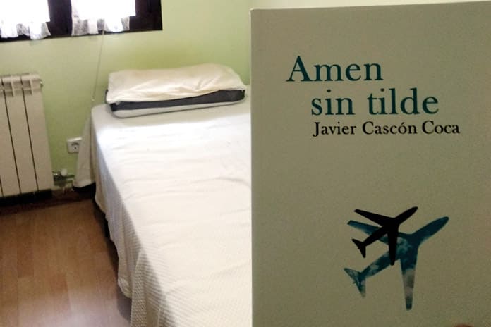 Portada del libro "Amen sin tilde", obra solidaria que financia hogares para personas sin hogar.