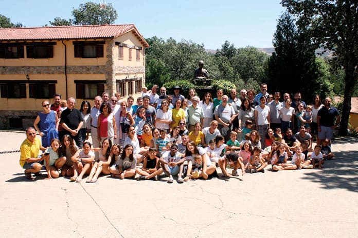 Participantes del Aula Familiar Tomás Morales 2024 reunidos en la foto final del encuentro en Santiago de Aravalle.