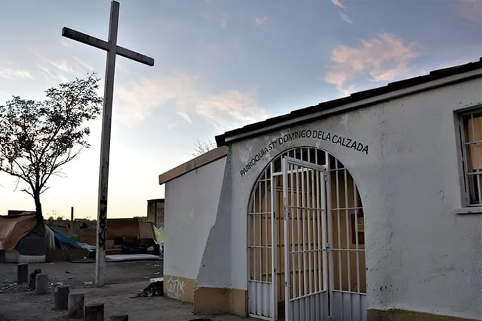 Exterior de la parroquia de Santo Domingo de la Calzada en la Cañada Real, Madrid, centro de ayuda y acogida.