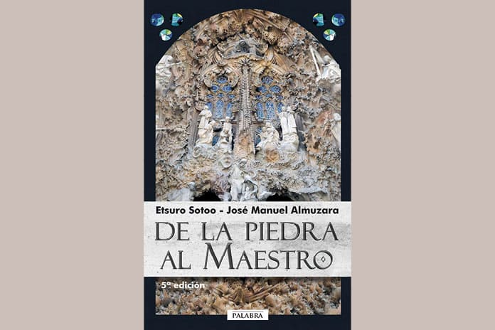 Portada del libro “De la piedra al Maestro” sobre Antoni Gaudí y su camino de fe hacia la santidad.