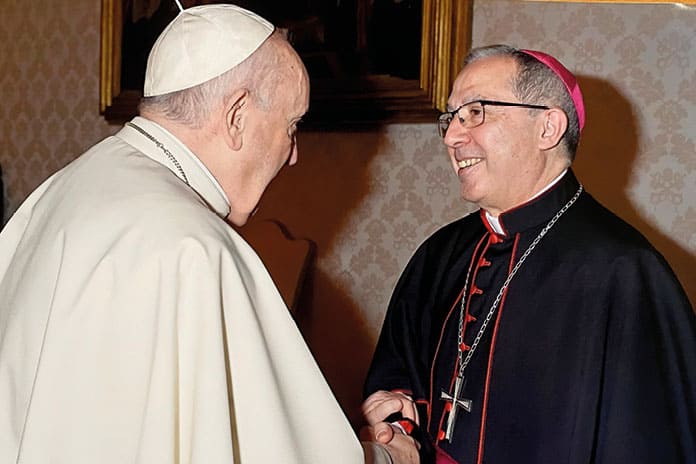 Mons. Fernando Varela saluda al papa Francisco en un encuentro fraterno.