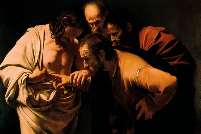 Jesús resucitado muestra sus llagas a santo Tomás, quien toca su costado con incredulidad convertida en fe.