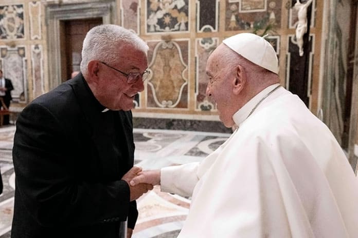 El P. Miguel Ángel Íñiguez saluda afectuosamente al papa Francisco durante una audiencia en el Vaticano.