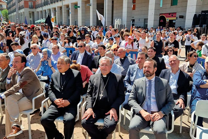 Multitud de jóvenes en el evento Narnia 2025 en Leganés, celebrando el legado del papa Francisco.