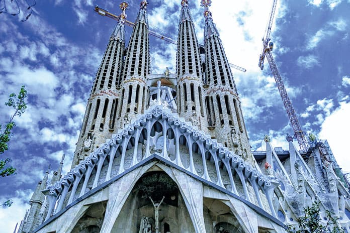 Vista del Templo de la Sagrada Familia, obra maestra arquitectónica de Antoni Gaudí en Barcelona. Foto: Ahmed Salem en Unsplash