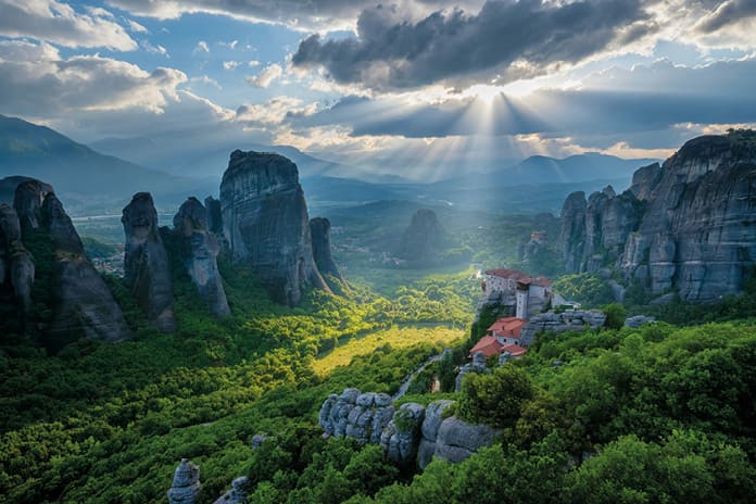 Vista panorámica de los monasterios de Meteora sobre formaciones rocosas en Tesalia, Grecia