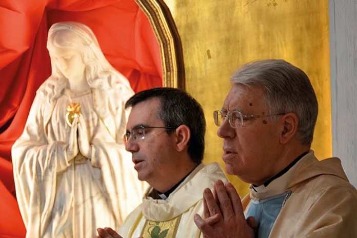 El P. Rafael Delgado Escolar celebrando misa junto al Padre Emiliano Manso, en un momento de oración y fe compartida.
