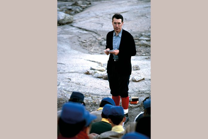 El P. Emiliano Manso impartiendo puntos de oración durante un campamento en el circo de Gredos.