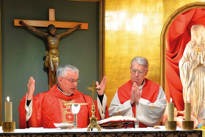 El P. Miguel Ángel Íñiguez Martínez celebrando misa junto al P. Emiliano Manso.