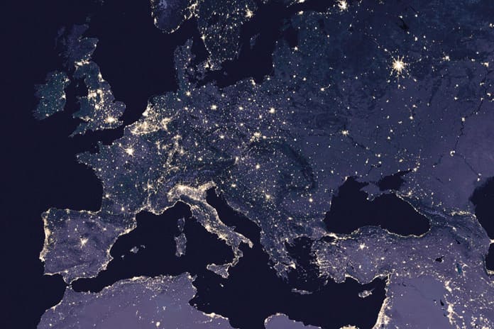Imagen satelital nocturna de Europa mostrando luces visibles desde el espacio.