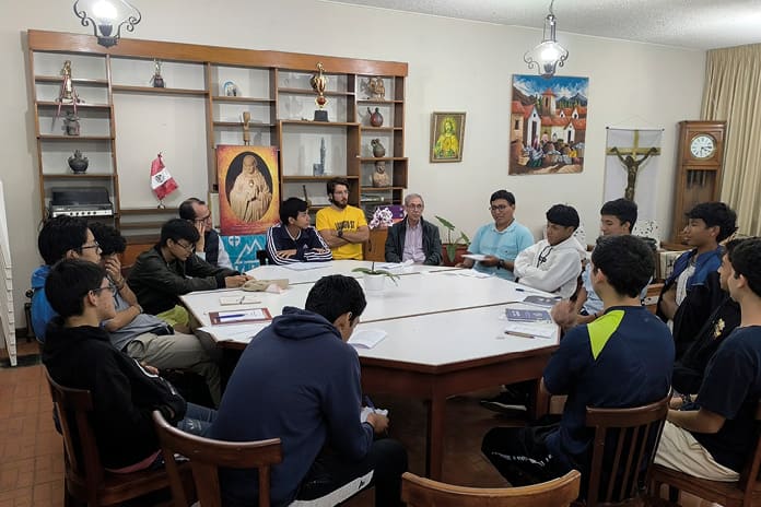 Jóvenes peruanos reunidos en preparación para el Jubileo de los Jóvenes 2025 en Roma, compartiendo fe y comunidad.
