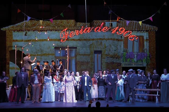 Escena de la zarzuela Salamanca con músicos, actores y ambientación costumbrista en un escenario teatral