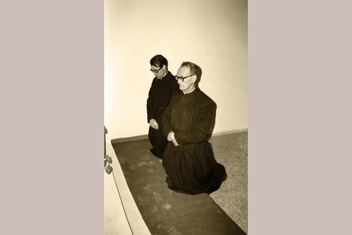 P. Emiliano Manso y P. Tomás Morales arrodillados en la capilla durante la inauguración del Hogar de la calle Écija en 1977.