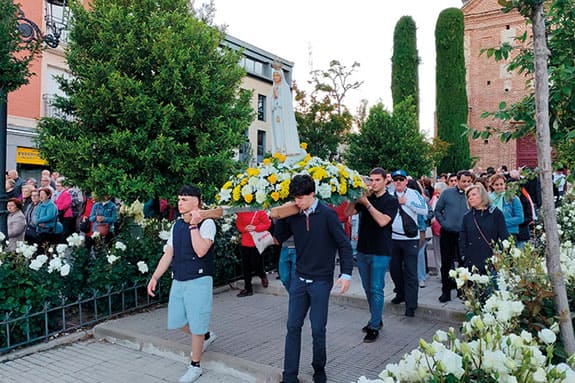 Participantes rezando el rosario de la aurora en Móstoles al amanecer, mayo 2025.