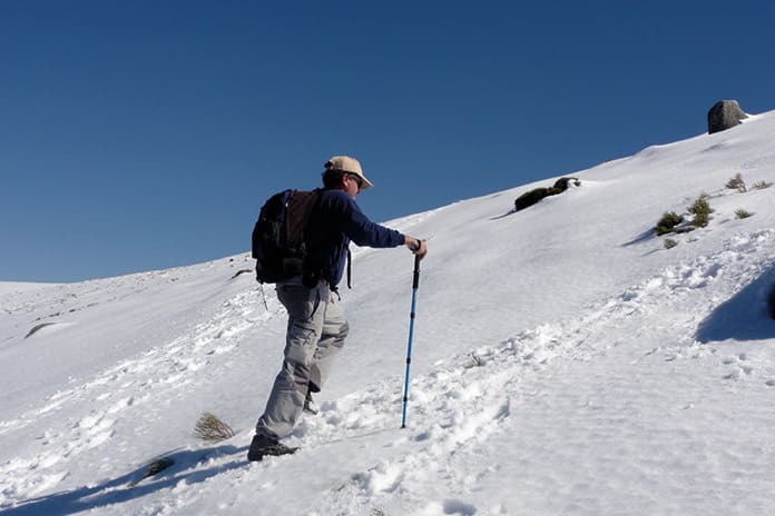 Tomás Santamaría ascendiendo por una montaña nevada en Gredos, símbolo de su camino de fe y entrega.