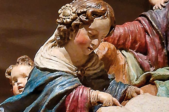 Detalle de la escultura La educación de la Virgen de Luisa Roldán.
