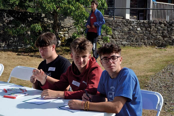 Jóvenes de la Milicia de Santa María en Gales durante una misión, compartiendo oración, actividades y convivencia